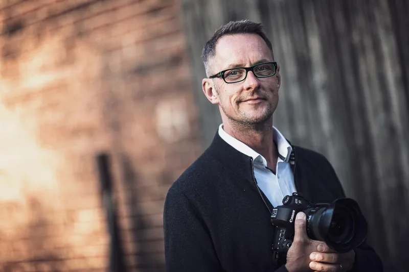 Hochzeitsfotograf Oliver Lelke aus Alzenau mit Kamera