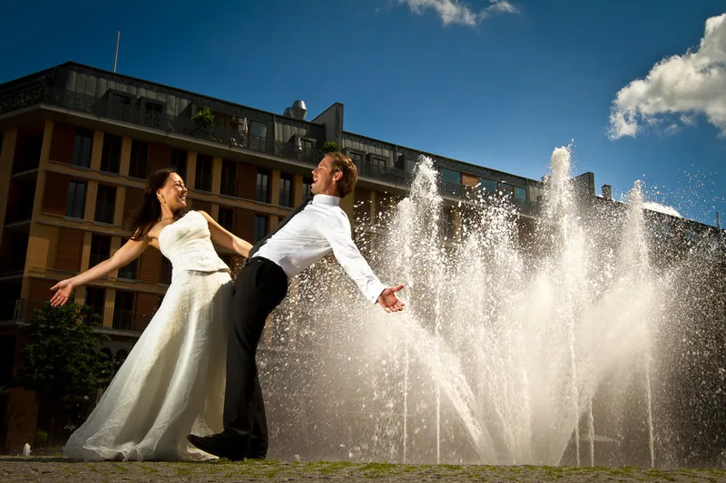 Frankfurt After Wedding – Brautpaar am Mainufer