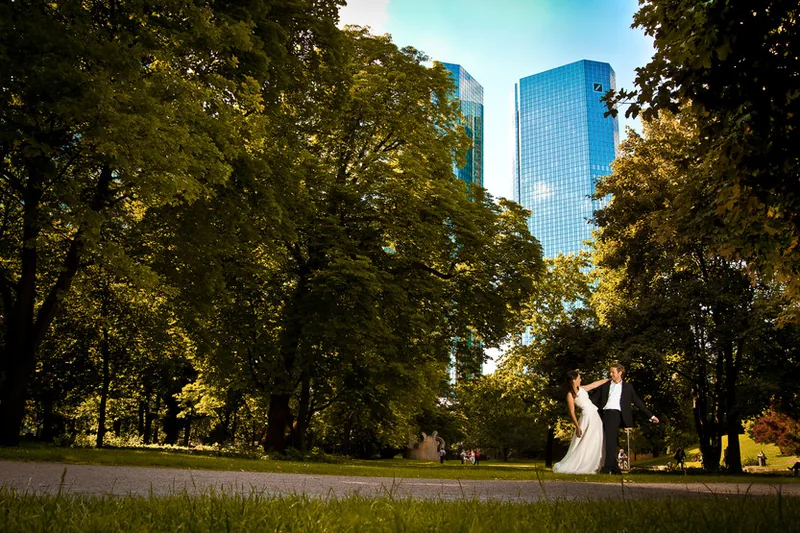 Hochzeitsfotograf Frankfurt – Brautpaar bei Sonnenuntergang am Main