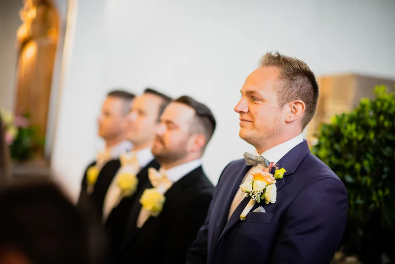 Hochzeit Hühnerhof – Brautpaar in den Sonnenblumenfeldern