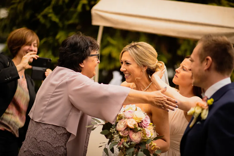 Hochzeit Hühnerhof Gettenbach Gründau – Sektempfang im Hof