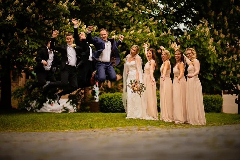 Hochzeit Hühnerhof – Brautpaar in den Sonnenblumenfeldern