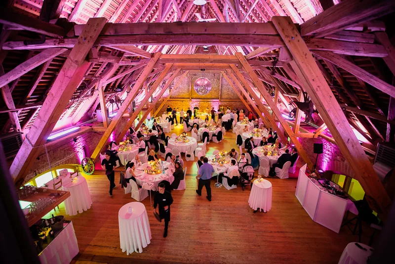 Hochzeit auf dem Hühnerhof Gettenbach in Gründau – Brautpaar im Innenhof