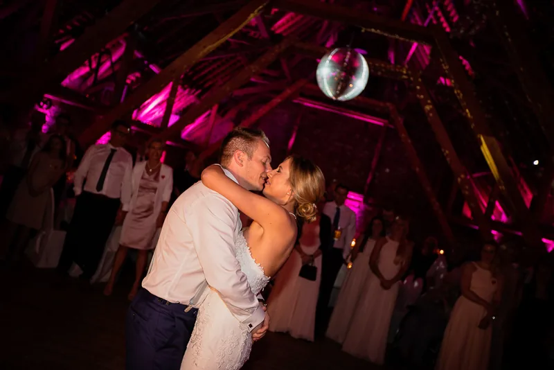 Hochzeit Hühnerhof – Brautpaar lacht beim Paarshooting