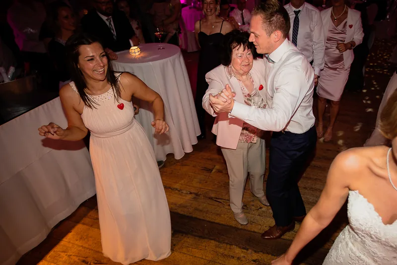 Scheunenhochzeit Gettenbach – Tanz mit Lichterketten in der Scheune