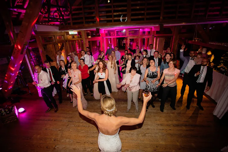 Hühnerhof Gettenbach Hochzeit – Brautpaar Hand in Hand