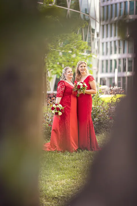 Hochzeit bei der Botschaft Frankfurt – Brautpaar lacht herzlich