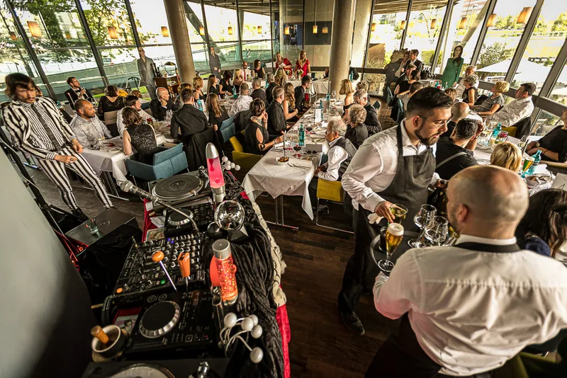 Hochzeit in Frankfurt – Brautpaar Hand in Hand