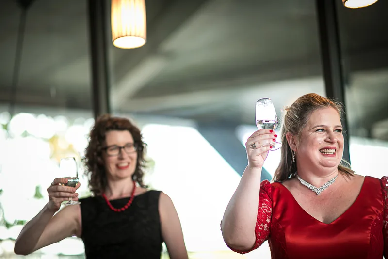 Hochzeit Frankfurt Botschaft – Brautpaar vor der Skyline
