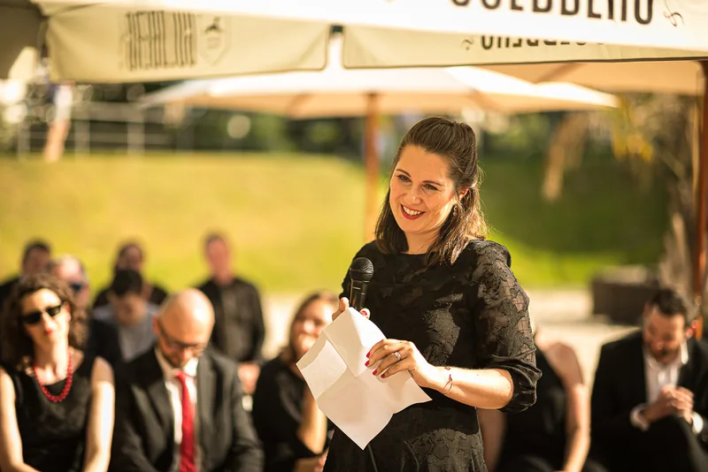 Hochzeit bei der Frankfurter Botschaft – Brautpaar in urbaner Kulisse