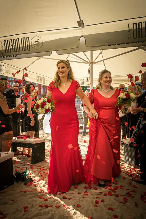 Frankfurter Botschaft Hochzeit – Brautpaar in der Stadt