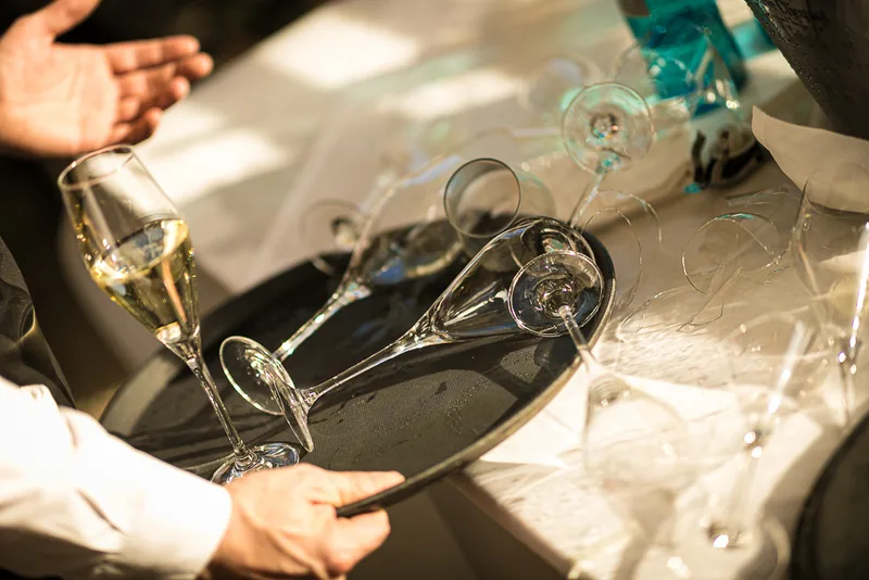 Hochzeit in Frankfurt – Brautpaar Hand in Hand