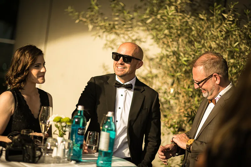 Hochzeit bei der Frankfurter Botschaft – Brautpaar in urbaner Kulisse