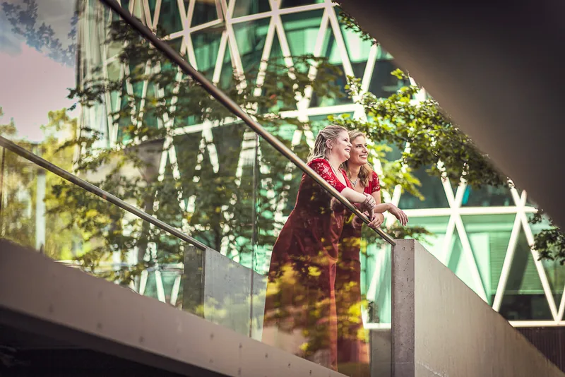 Hochzeit in Frankfurt – Brautpaar Hand in Hand