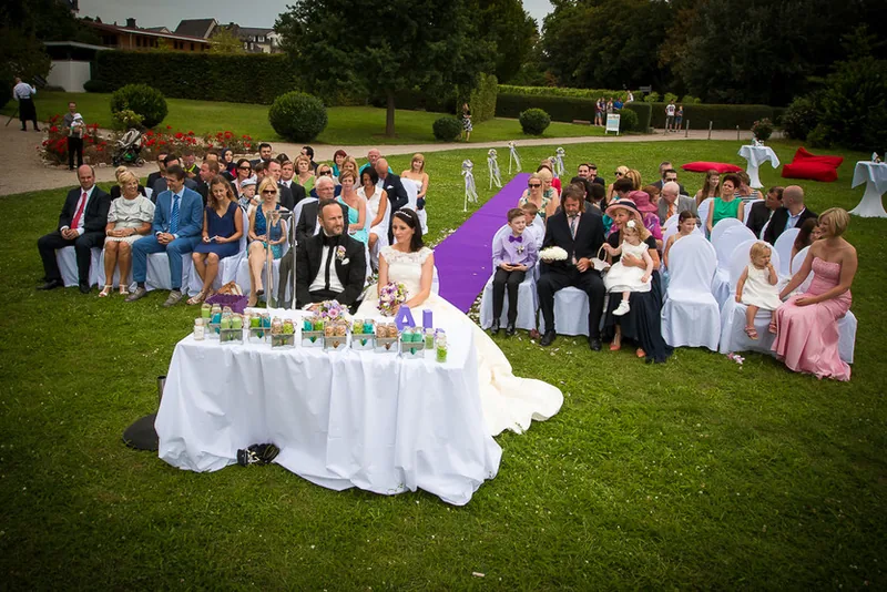 Hochzeit auf der Burg Crass in Eltville am Rhein – Brautpaar am Rheinufer