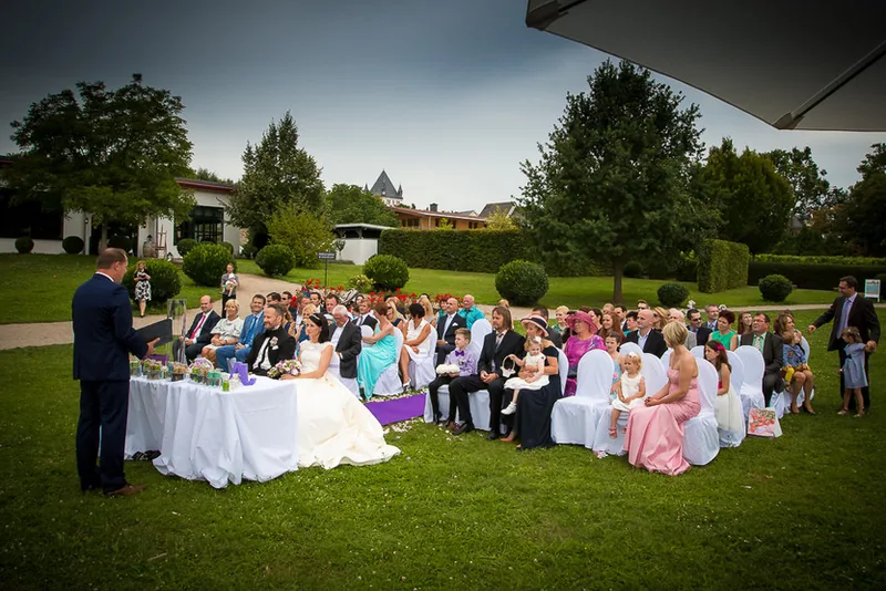 Hochzeit Eltville Rhein – Brautpaar im Rosengarten