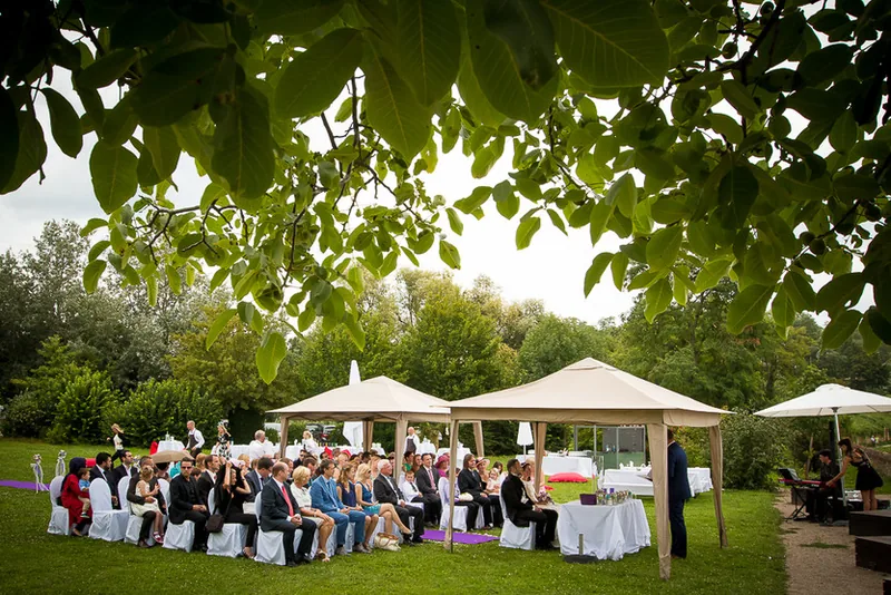 Hochzeit Burg Crass – Brautpaar lacht herzlich