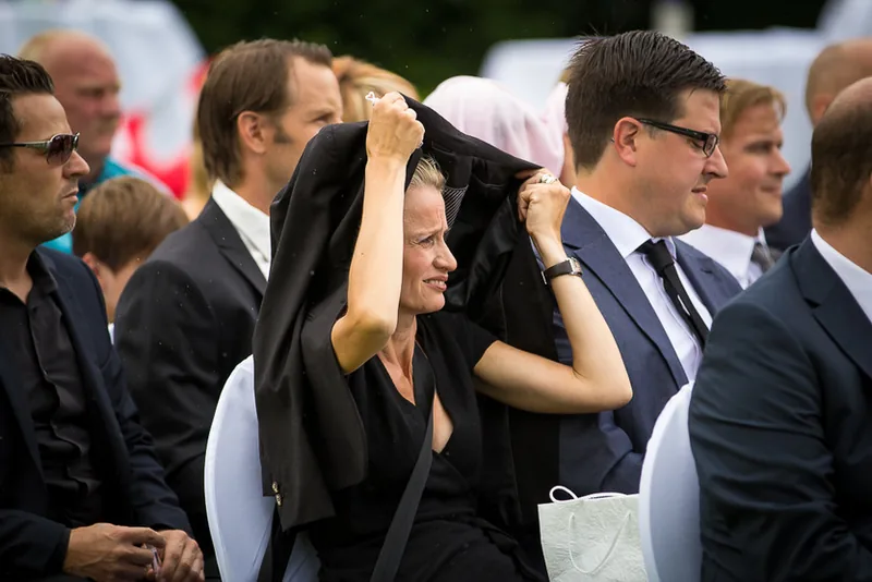 Eltville Rhein Hochzeit – Brautpaar Hand in Hand vor der Burg