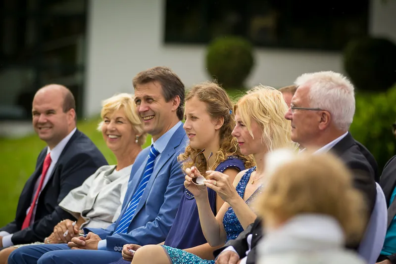 Eltville Rheingau Hochzeit – Brautpaar im Burgeingang