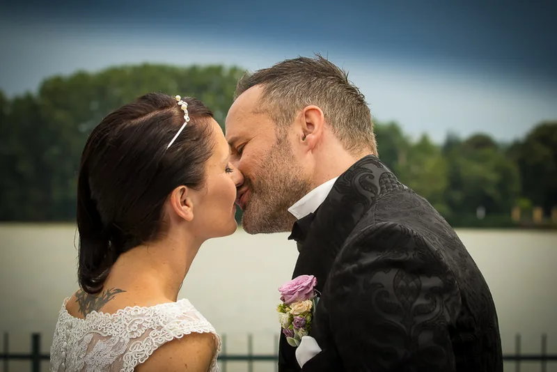 Hochzeit Burg Crass – Brautpaar lacht herzlich