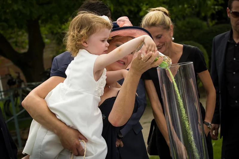 Eltville Rhein Hochzeit – Brautpaar Hand in Hand vor der Burg