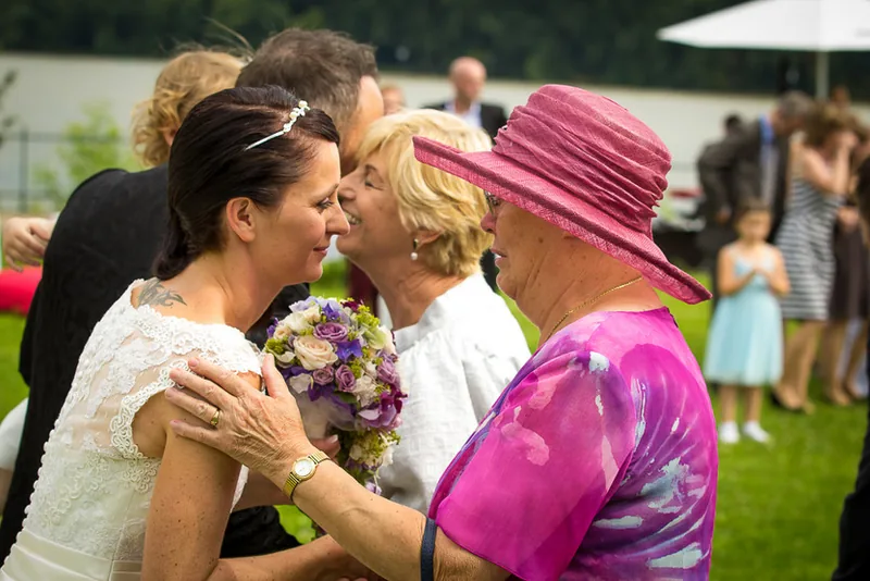 Eltville Rheingau Hochzeit – Brautpaar im Burgeingang