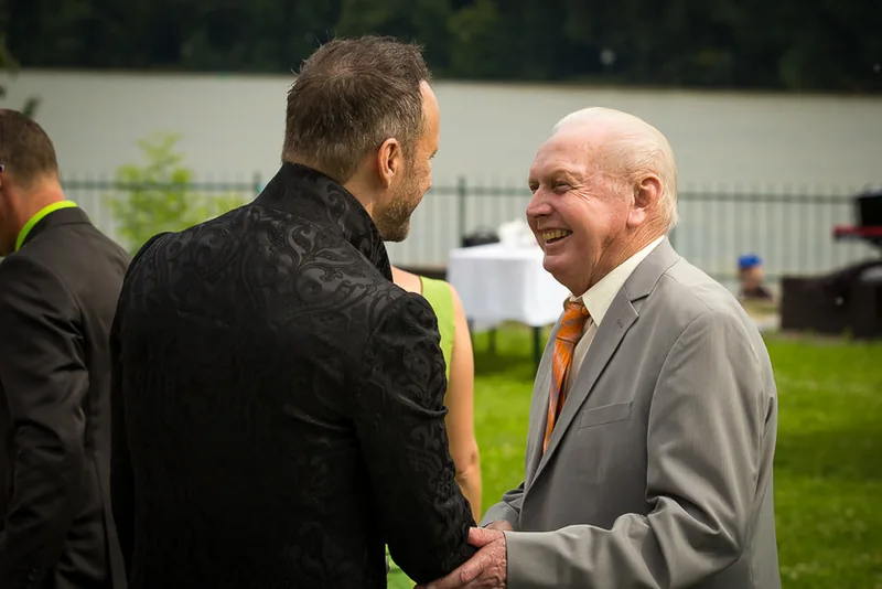 Hochzeit auf der Burg Crass in Eltville am Rhein – Brautpaar am Rheinufer