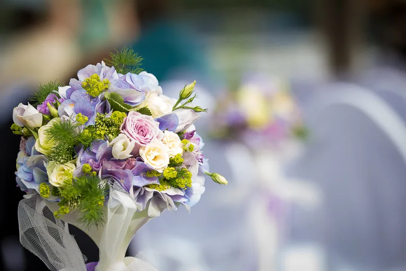 Eltville Rheingau Hochzeit – Brautpaar im Burgeingang