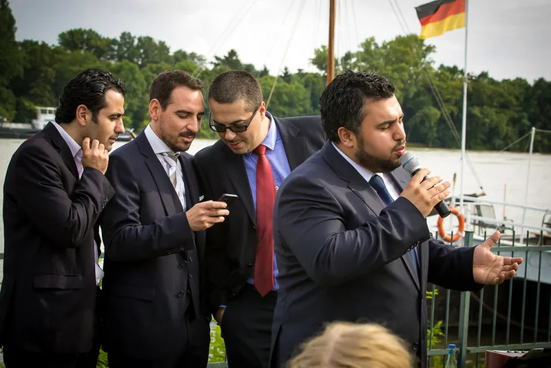 Hochzeit auf der Burg Crass in Eltville am Rhein – Brautpaar am Rheinufer