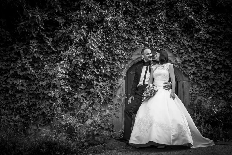 Hochzeit Eltville Rhein – Brautpaar im Rosengarten