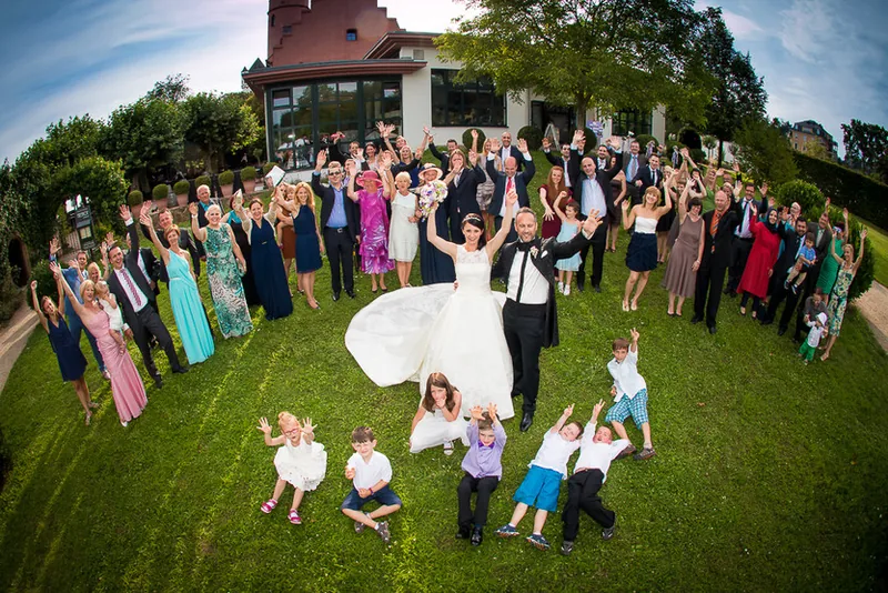 Hochzeit Burg Crass – Brautpaar lacht herzlich