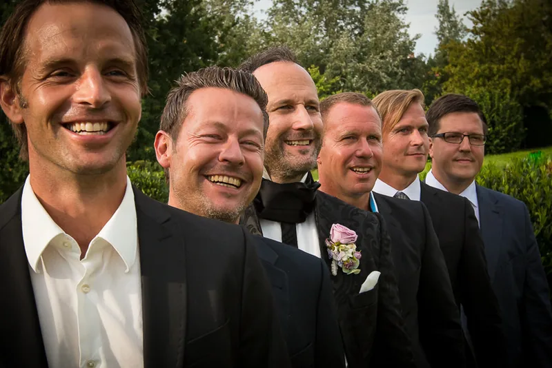 Eltville Rhein Hochzeit – Brautpaar Hand in Hand vor der Burg