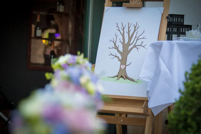 Hochzeit auf der Burg Crass in Eltville am Rhein – Brautpaar am Rheinufer