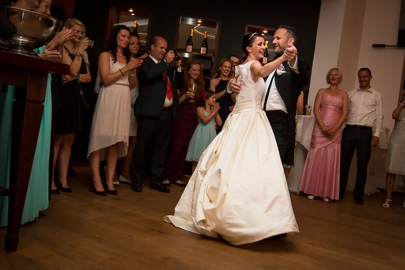 Eltville Rhein Hochzeit – Brautpaar Hand in Hand vor der Burg