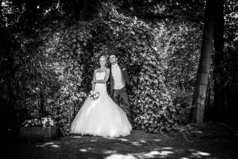 Hochzeit auf Burg Schwarzenstein in Geisenheim – Brautpaar mit Rheinblick