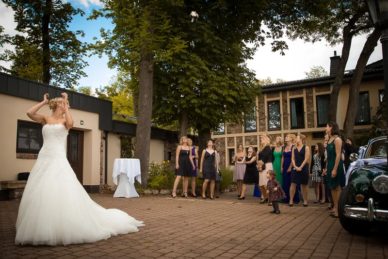 Rheingau Hochzeit – Brautpaar Hand in Hand vor Burg Schwarzenstein