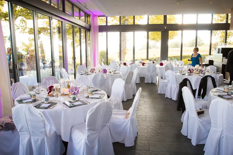 Hochzeit auf Burg Schwarzenstein in Geisenheim – Brautpaar mit Rheinblick