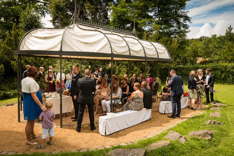 Hochzeit Dippelshof Mühltal – Brautpaar in den Feldern