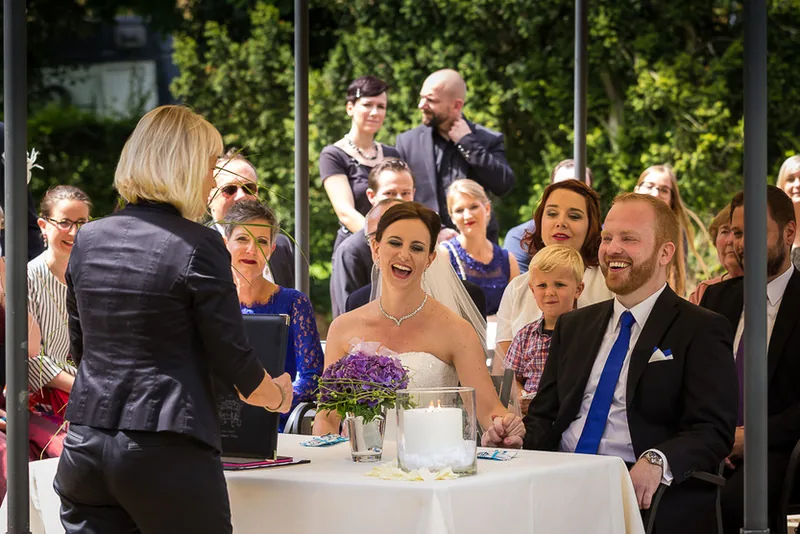 Hochzeit Hofgut Dippelshof – Sektempfang im historischen Innenhof