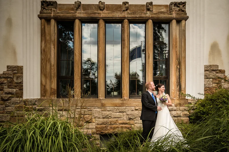 Hochzeit Hofgut Dippelshof Mühltal – Brautpaar Hand in Hand