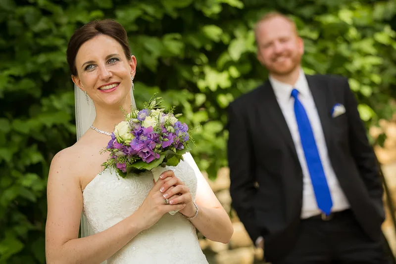 Hochzeit auf dem Hofgut Dippelshof in Mühltal – Brautpaar im Innenhof