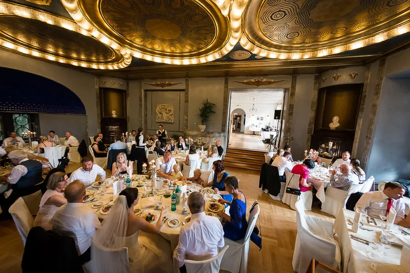 Hochzeit Hofgut Dippelshof – Sektempfang im historischen Innenhof