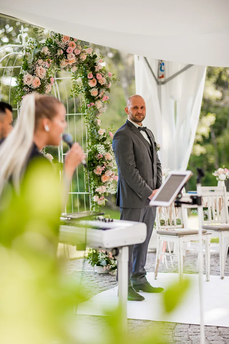 Hochzeit Hoher Darsberg – Brautpaar zwischen den Bäumen