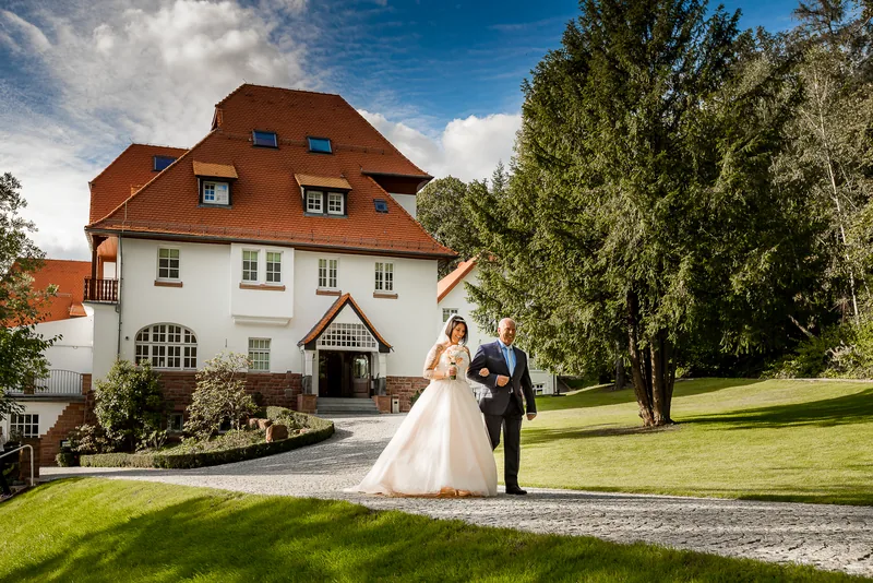 Neckartal Hochzeit – Brautpaar Hand in Hand auf dem Hohen Darsberg