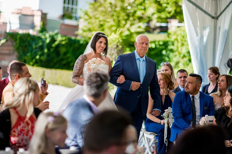 Hoher Darsberg – romantischer Moment des Brautpaars im Pavillon