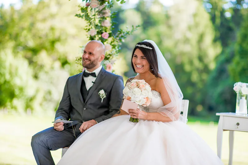 Hochzeit Hoher Darsberg – Brautpaar am Aussichtspavillon