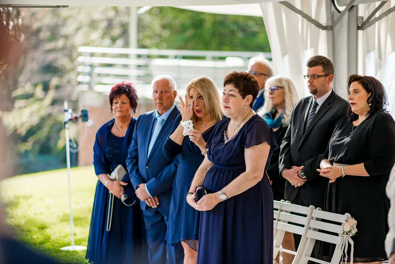 Neckartal Hochzeit – Brautpaar Hand in Hand auf dem Hohen Darsberg