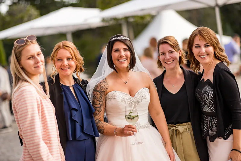 Neckartal Hochzeit – Brautpaar Hand in Hand auf dem Hohen Darsberg
