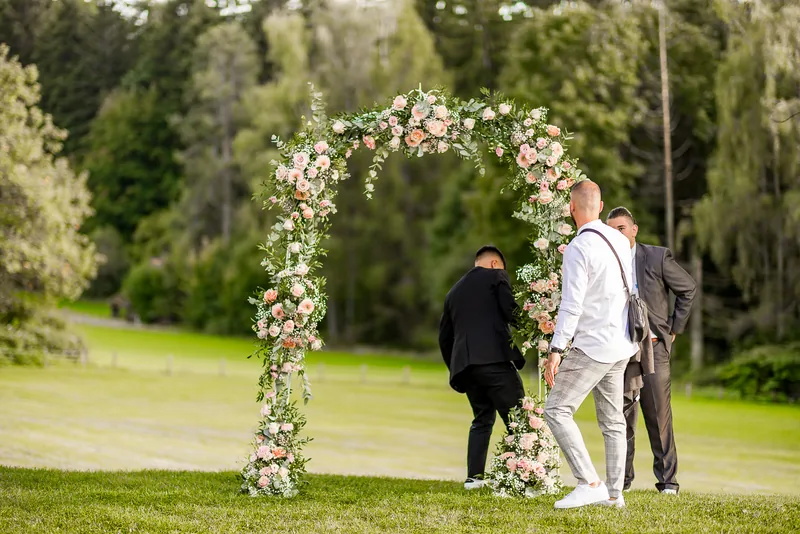 Hoher Darsberg – romantischer Moment des Brautpaars im Pavillon