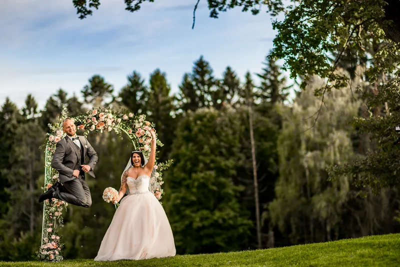 Hochzeit Hoher Darsberg – Brautpaar am Aussichtspavillon